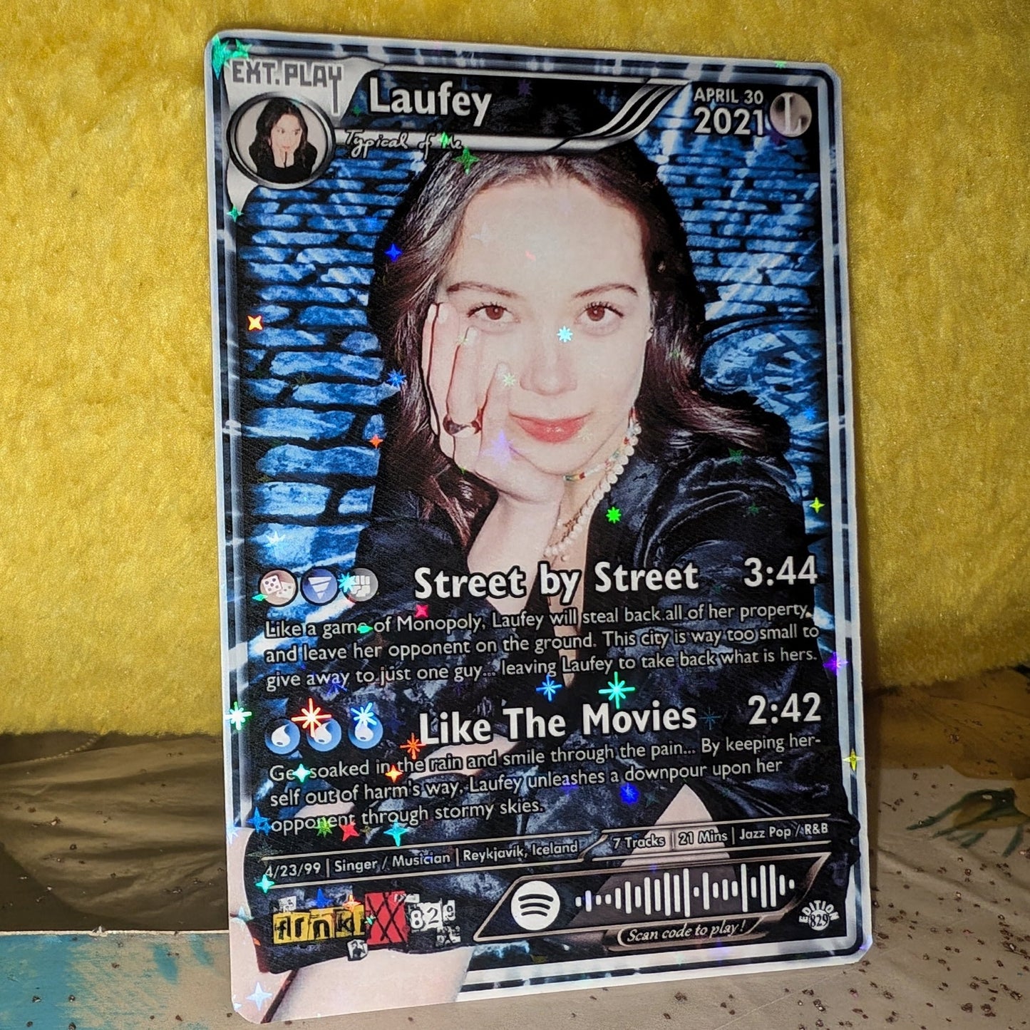 Laufey Holographic Trading Card Set